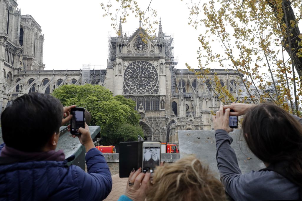 notre-dame sign