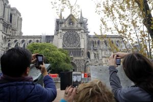 notre-dame sign