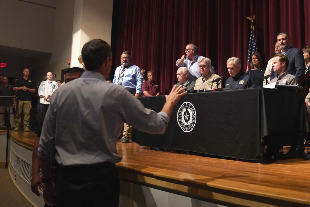 Democratic gubernatorial candidate Beto O'Rourke interrupts Texas Governor Greg Abbott during a press conference (Getty Images)